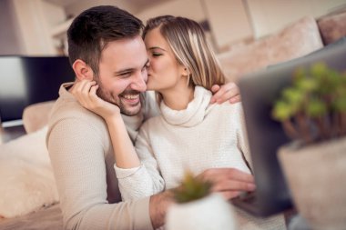 Genç çift evde iyi vakit geçiriyor