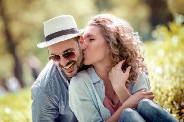 Piknik park içinde oturan aşık çift