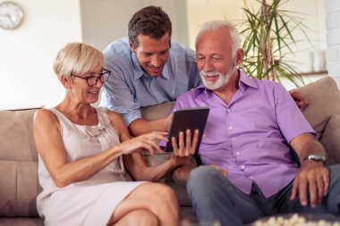 Üst düzey çift ile oğulları dijital tablet evde kullanma.