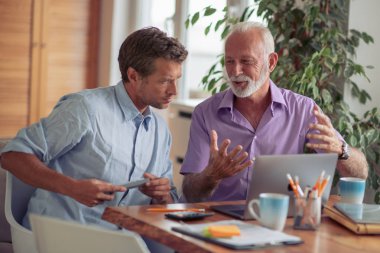 Modern ofiste yeni projeyi tartışan iki iş adamının görüntüsü.