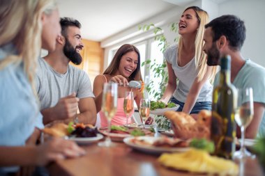 İyi vakit geçiriyor, birlikte öğle yemeği yemeyi arkadaş grubu.