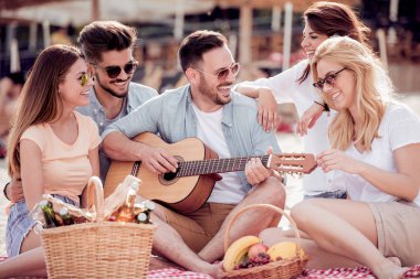 Arkadaşlar eğlenmeye plajda güneşli bir günde