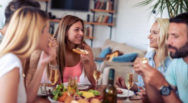 İyi vakit geçiriyor, birlikte öğle yemeği yemeyi arkadaş grubu.