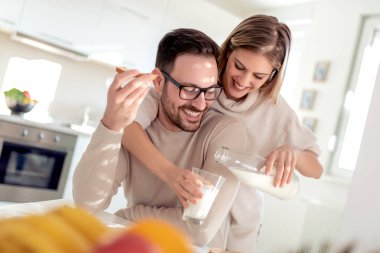 Genç mutlu çift evde kahvaltı