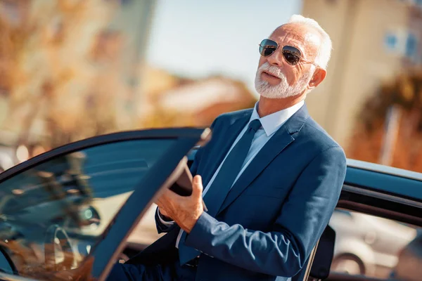 Αυτοπεποίθηση Ανώτερος Επιχειρηματίας Που Στέκεται Δίπλα Από Αυτοκίνητο — Φωτογραφία Αρχείου