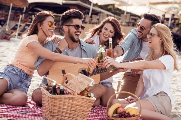 Amigos Bebiendo Cervezas Escuchando Música Divirtiéndose Fiesta Playa — Foto de Stock