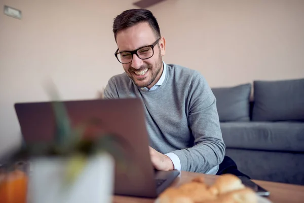 Jonge Freelancer Brillen Werken Laptop Thuis — Stockfoto