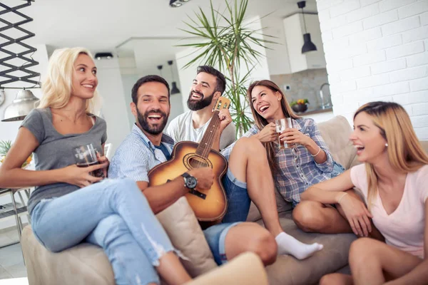 Amigos Teniendo Fiesta Casa Tocando Guitarra Disfrutando Juntos — Foto de Stock