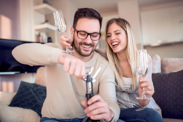 Junges Romantisches Paar Sitzt Auf Sofa Wohnzimmer Und Trinkt Wein — Stockfoto