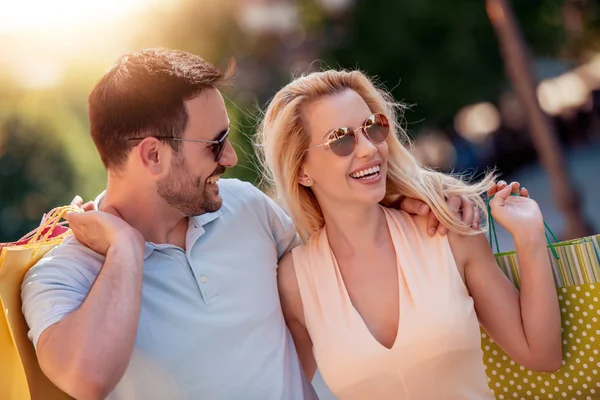 Pareja Joven Con Bolsas Compras Caminando Por Calle — Foto de Stock