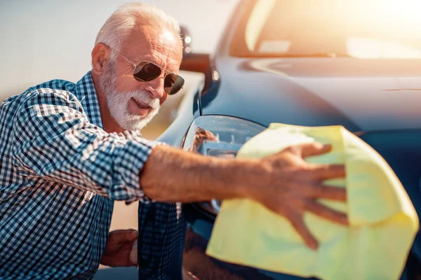 Senior Reinigt Auto Auf Offener Straße — Stockfoto