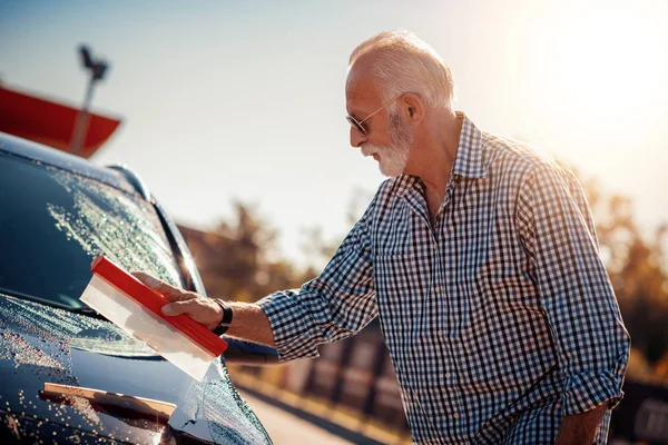 Senior Reinigt Auto Auf Offener Straße — Stockfoto