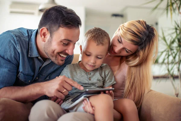 Familia Feliz Usando Tableta Digital Casa — Foto de Stock