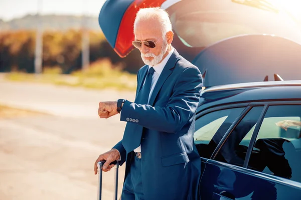 Podnikatel Zavazadly Poblíž Auto Cestách — Stock fotografie