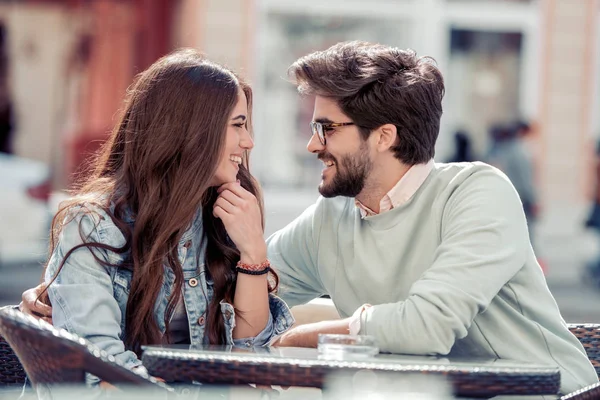 Joven Pareja Sentado Cafetería Disfrutar Conversación — Foto de Stock