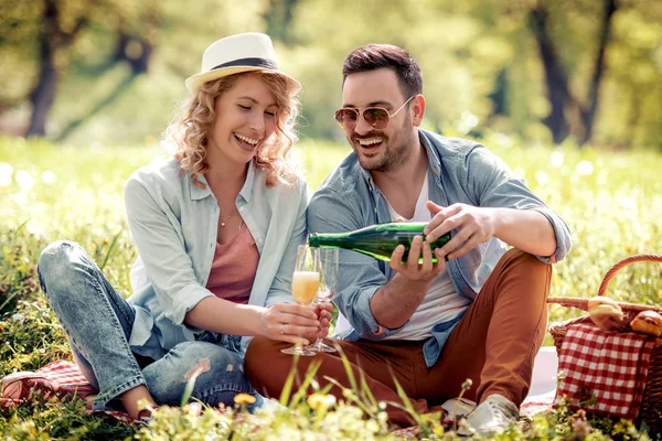 Yeşil Bahar Park Piknik Üzerinde Çift — Stok fotoğraf