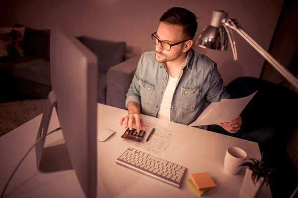 Giovane Freelance Occhiali Vista Che Lavora Computer Casa — Foto Stock