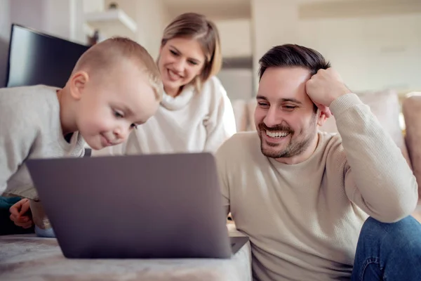 Feliz Família Assistindo Desenhos Animados Laptop — Fotografia de Stock