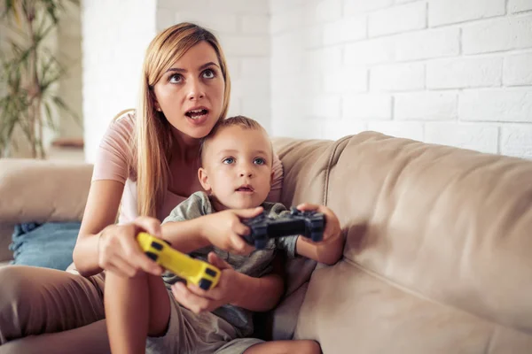 Boldog Fiatal Anya Fia Videojátékok Együtt — Stock Fotó