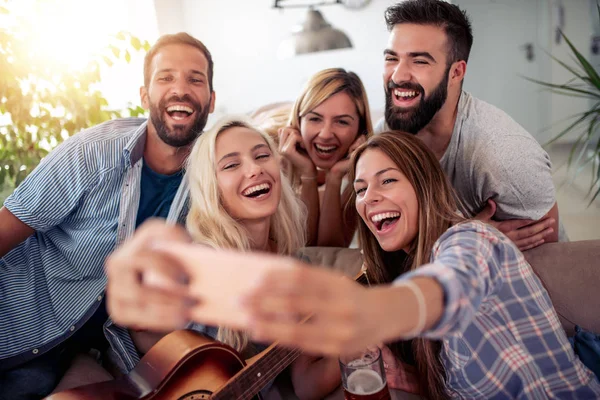 Freunde Feiern Hause Spielen Gitarre Und Genießen Zusammen — Stockfoto