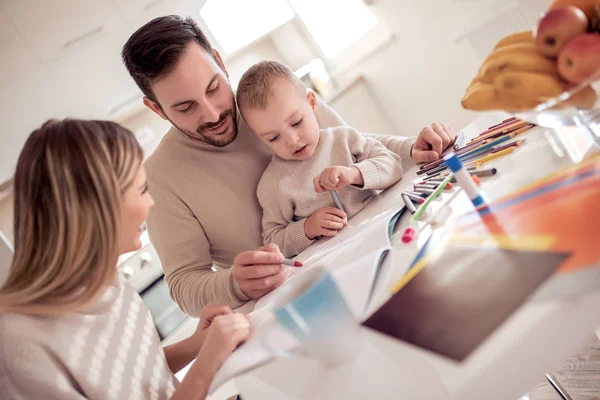 Mère Père Dessinent Ensemble Avec Leur Enfant Maison — Photo