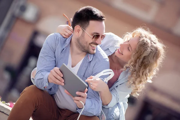 Felice Giovane Coppia Utilizzando Tablet Sulla Strada — Foto Stock