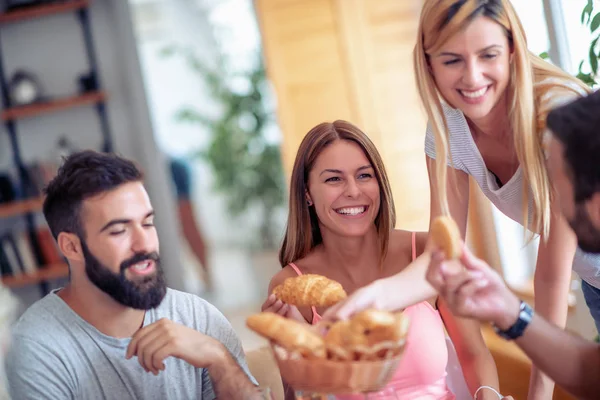 Groep Vrienden Hebben Geweldige Tijd Lunch Samen Eten — Stockfoto