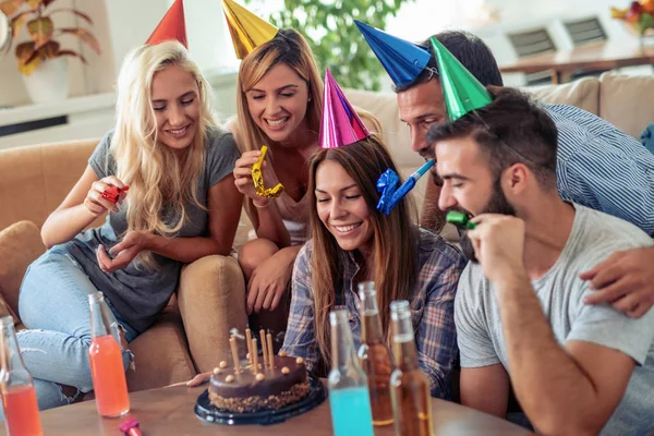 Freunde Feiern Geburtstag Hause — Stockfoto