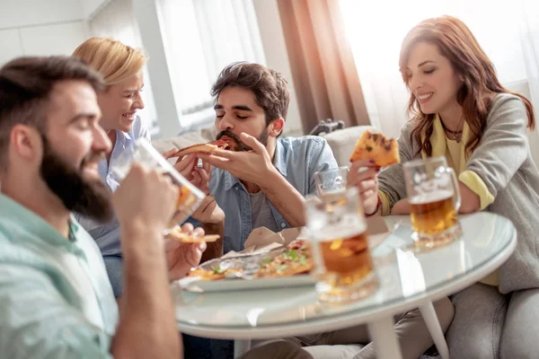 Τους Φίλους Χαμογελώντας Τρώνε Πίτσα Και Πίνουν Μπύρα Στο Σπίτι — Φωτογραφία Αρχείου
