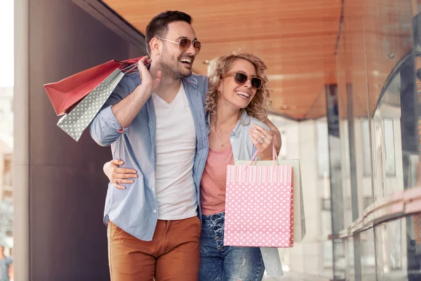Fröhliches Paar Mit Einkaufstüten Der Stadt — Stockfoto