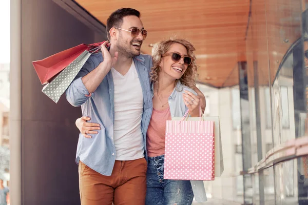 Coppia Allegra Con Shopping Bag Città — Foto Stock