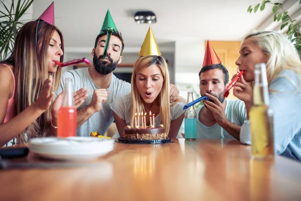 Freunde Feiern Geburtstag Hause — Stockfoto