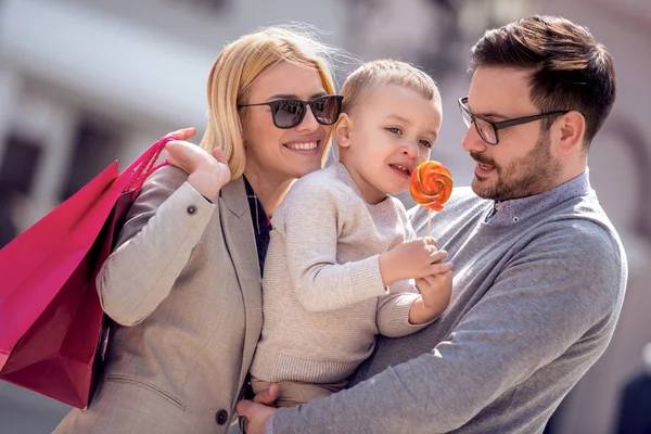 Lycklig Familj Med Lilla Son Och Shoppingväskor Promenader City — Stockfoto