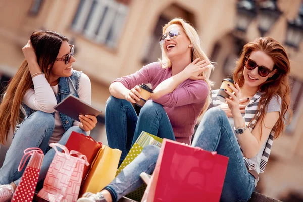 Amigas Felices Con Bolsas Compras Caminando Ciudad —  Fotos de Stock