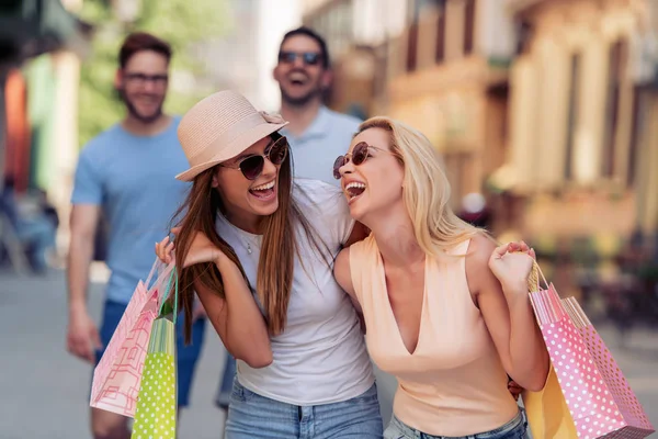 Amigos Divirtiéndose Compras Juntos —  Fotos de Stock