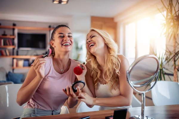 Zwei Glückliche Mädchen Die Sich Hause Schminken Und Zusammen Spaß — Stockfoto