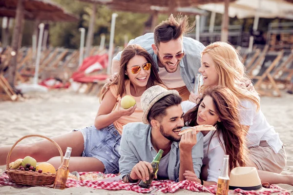 Unga Människor Att Kul Picknick Stranden Med Pizza Och Dryck — Stockfoto