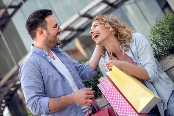 Glada Par Med Shoppingkassar City — Stockfoto