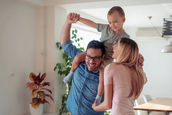 Gelukkige Familie Moeder Vader Kind Goede Tijd Thuis Doorbrengen — Stockfoto