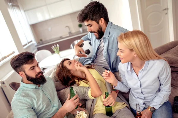 Groep Van Gelukkige Jonge Vrienden Die Plezier Hebben Bier Drinken — Stockfoto