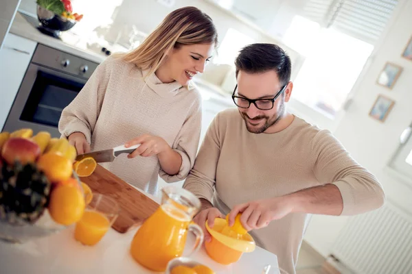 Jonge Gelukkige Paar Thuis Ontbijten — Stockfoto