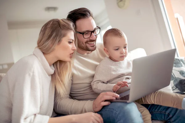 Família Feliz Usando Tecnologia Juntos Sala Estar — Fotografia de Stock