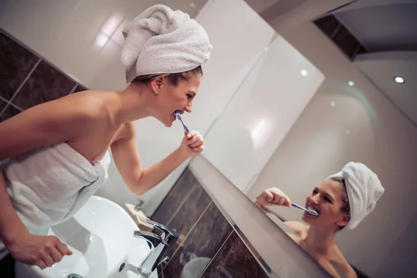 Mujer Cepillándose Los Dientes Delante Del Espejo —  Fotos de Stock