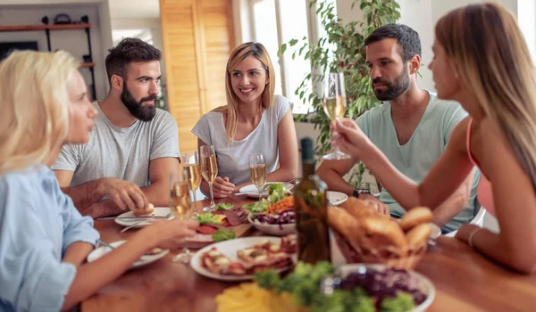 Grupo Amigos Divertindo Muito Almoçando Juntos — Fotografia de Stock