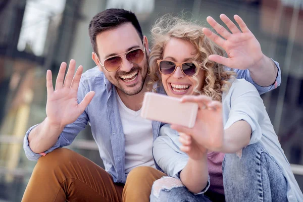 Alegre Joven Pareja Tomando Selfie Smartphone — Foto de Stock