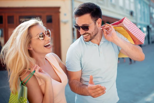 Pareja Joven Con Bolsas Compras Caminando Por Calle —  Fotos de Stock