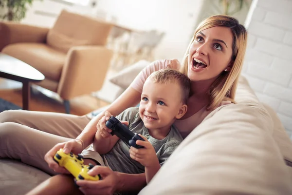 Glad Ung Mamma Och Hans Son Som Spelar Spel Tillsammans — Stockfoto