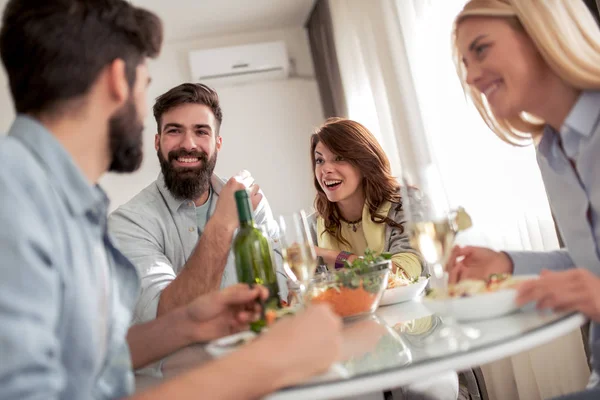 Gruppo Amici Che Mangiano Cibo Sano Casa Divertono Insieme — Foto Stock