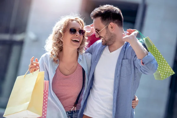 市のショッピング バッグと陽気なカップル — ストック写真