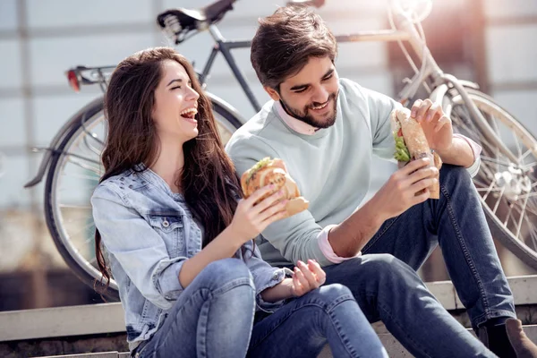 Pareja Amorosa Sentada Escaleras Comiendo Sándwiches — Foto de Stock